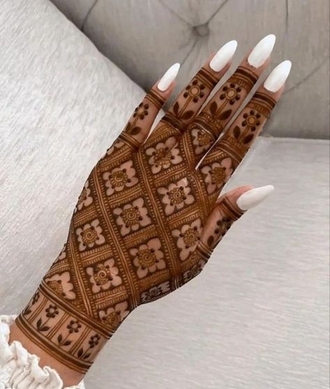 Aesthetic Mehndi Designs, Aesthetic Mehndi, Back Hand Henna, Finger Mehndi, Beautiful Mehndi Designs, Front Mehndi Design, Design Mehndi, Modern Henna, Mehndi Designs Bridal Hands