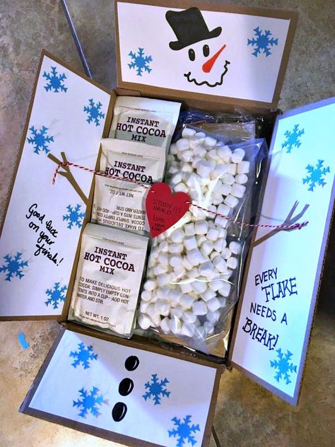 Hot Cocoa Packets, College Gift Boxes, Diy Care Package, Christmas Care Package, College Diy, College Care Package, Cadeau Diy, Care Packages, Cadeau Couple