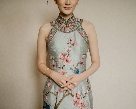 Beautiful Qipao Cheongsam Details | Hong Kong Wedding Blog Chinese Dresses Pattern, Sangjit Dress, Hong Kong Wedding, Qi Pao, Bride And Breakfast, Cheongsam Modern, Chinese Style Dress, Frock Fashion, Gaun Fashion