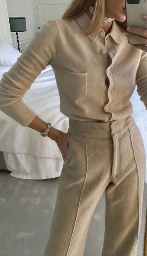 Beige set cardigan and beige trousers - Elegant chic monochromatic outfit #beige #beigeoutfit #monochromatic #beigecardigan #beigetrousers #selfie #mirrorselfie #mirror #pose #blonde #beige #aesthetic #luxury #fashion #handbag #wiwt #ootd #chic #elegant #photo #photography #pinterest Looks Kate Middleton, Chique Outfits, Mode Casual, Looks Street Style, Mode Inspo, Looks Chic, 가을 패션, Looks Style, Winter Fashion Outfits