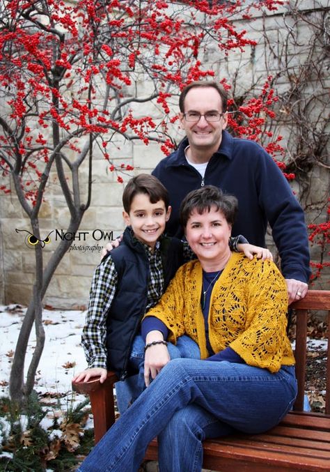 Family Photos - family of three (3) pose - Kauffman Gardens - Kansas City : www.nightowlphotokc.com #nightowlphotokc #kcphotographer #kcfamilyphotographer Family Of Three Photo Ideas Older, Family Of 3 Poses With Older Child, Family Of 3 Photo Ideas Older Child, City Portraits, Cute Family Photos, Family Photos With Baby, Family Photoshoot Poses, Owl Photography, Sibling Poses