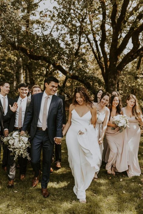 Wedding Picture Ideas For Photographer, Wedding Photo Ideas Outside, Wedding Party Photos Small Group, Outdoor Wedding Bridal Party, Wedding Photo Poses Bridesmaids, Wedding Pictures Small Bridal Party, Backyard Wedding Photos Ideas, Bridal Party Photography Ideas, Bridal Party Photo Ideas Group Shots