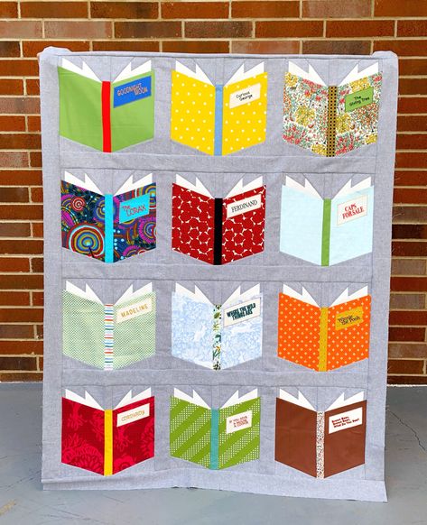 Bookcase Quilt Pattern, Bookcase Quilt, Quilt Pattern Free, Applique Stitches, Quilts Patterns, Easy Books, Quilt Modernen, Halloween Quilts, Foundation Paper Piecing