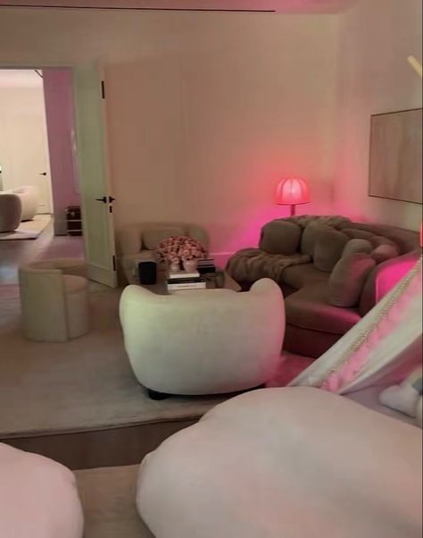 Khloe Kardashian Interior, Khloe Kardashian Room, Kylie Kardashian House, Kourtney Kardashian Bedroom, Khole Jenner, Khloe Kardashian Bedroom, Kylie Jenner Room, Khloe House, Kardashian Bedroom