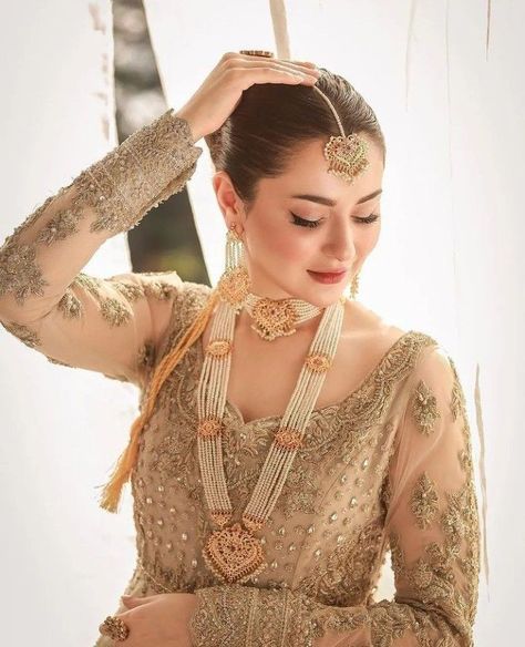 Hania Amir is the most famous and talented actress in Pakistan.Hania Amir is one of the favorite models these days for photographers and makeup artists. Especially for the hania Amir bridal photography there is no better bridal model than Hania Amir as you can see her gorgeous bridal look. Traditional Pakistani Jewellery, Pakistani Photoshoot, Nikkah Makeup Looks, Nikah Jewellery, Bridal Jewellery Pakistani, Bridal Model, Hyderabadi Jewelry, Bridal Mehndi Dresses, Bridal Jewelry Sets Brides