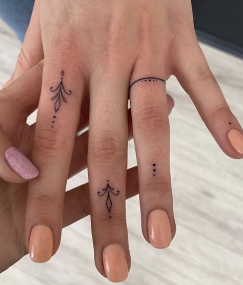 Cute Finger Tattoos For Women Simple, Small Hand Tattoos For Women Simple, Simple Elegant Tattoos For Women, Finger Ring Tattoos For Women, Hand Poked Tattoo Ideas Simple, Tattoo Fingers Woman, Ring Tattoos For Women, Simple Hand Tattoos For Women, Pocahontas Tattoo Ideas