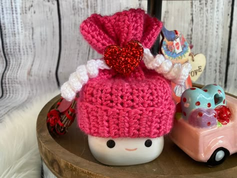 Free pattern for a Valentine's Day marshmallow mug hat Free Crochet Patterns For Marshmallow Mug Hats, Crochet Marshmallow Mug Hat Pattern Free, Marshmallow Coffee, Crochet Heart Patterns, Marshmallow Cups, Marshmallow Face, Marshmallow Hats, Marshmallow People, Summer Crochet Tops