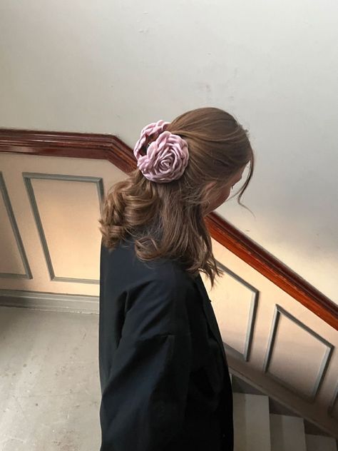 Rambut Brunette, Preppy Hairstyles, Korean Hair Color, Kadeřnické Trendy, Rose Hair Clip, Honey Brown Hair, Hairstyles 2024, Fairy Hair, Vlasové Trendy