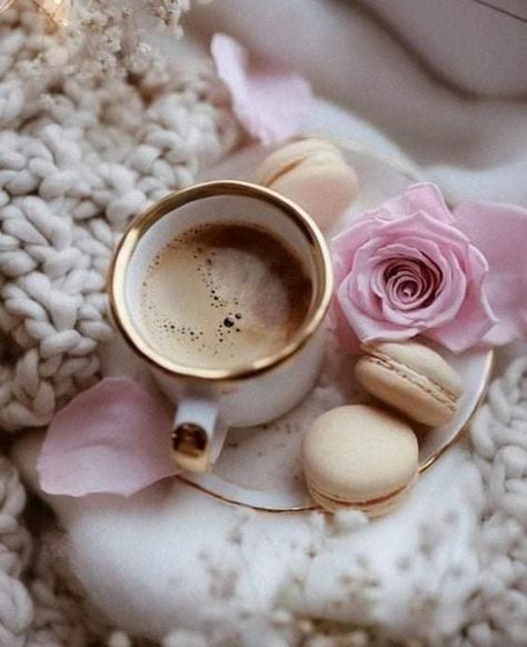 Pretty Coffee Aesthetic, Pretty Coffee, Winter Coffee, Coffee Pictures, Chocolate Caliente, Coffee Photos, Coffee Corner, Coffee Photography, Aesthetic Coffee