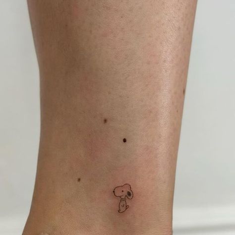 waverly 𓃗 on Instagram: "TINY SNOOPY!!! and a bow for Brittany! all her tattoos are done by me (˘̩̩̩‿˘̩̩̩๑) i feel so lucky to be connected to people in this way . . . . . . #latattoo #latattooartist #handpoked #handpokedtattoo #handpoke #machinefreetattoo #handpokedla" Tiny Snoopy Tattoo, Small Snoopy Tattoo, People Tattoo, Soft Tattoo, Mum Tattoo, Snoopy Tattoo, Small Girly Tattoos, La Tattoo, Bow Tattoo