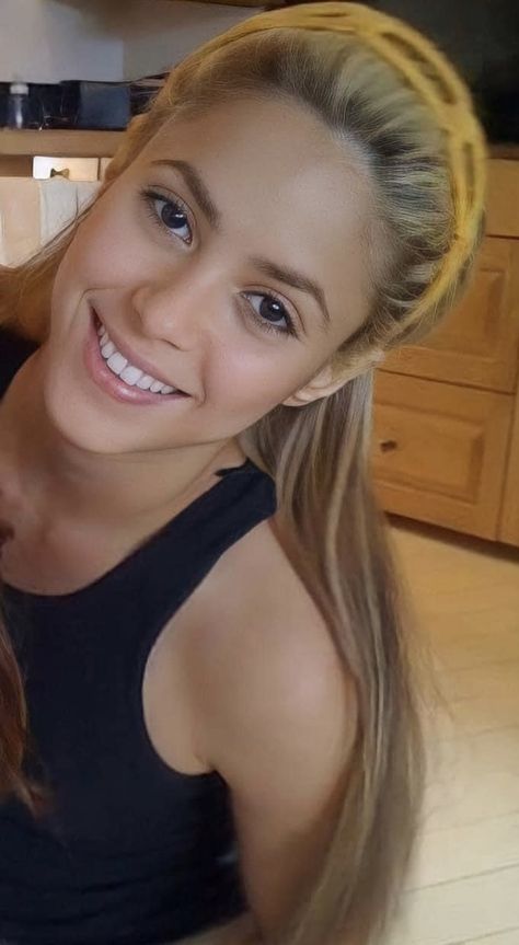 Shakira Photos, Fake Ft Call, Self Pictures, Hottie Women, Real Beauty, Shakira, New Pictures, Musician, Character Art