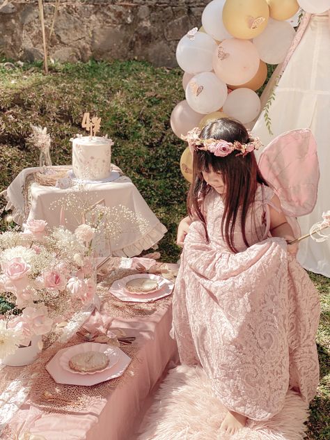 #fairyparty #diybirthdayparty #diytablesetting #fairybirthdayparty #girlsbirthdayparty #partyideas Enchanted Garden Picnic, Garden Fairy Theme Party, One Year Old Fairy Birthday Party, Enchanted Fairy Garden Party, Jasmine Fairy, Fairy Birthday Party Decorations, Natural Birthday Party, Ballerina Party Theme, Fairytale Birthday Party