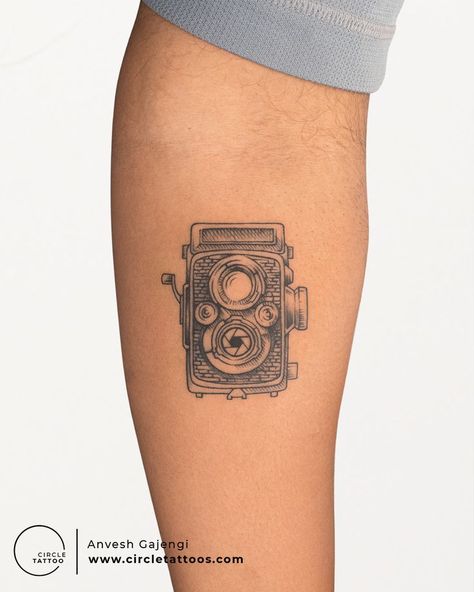 Tattoo For Lovers, Camera Film Tattoo, Vintage Camera Tattoos, Tattoo Pricing, Camera Tattoos, Women Circle, Funky Tattoos, Circle Tattoo, Camera Tattoo