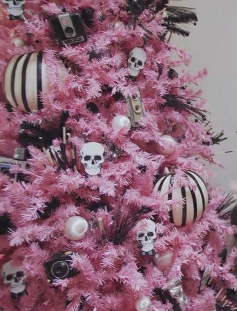 Black Xmas Tree, Goth Christmas, Tree Ribbon, Flocked Christmas Trees Decorated, Creepy Christmas, Tree Themes, Cat Christmas Ornaments, Dark Christmas, Photo Christmas Ornaments