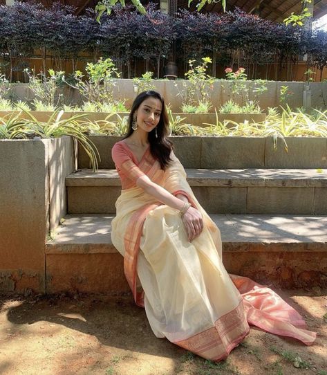 Traditional Sari Look, Aesthetic Saree Outfit, Simple Saree For College Function, Simple Saree Aesthetic, Casual Saree Outfit, South Indian Aesthetic Outfit, Desi Saree Look, Saree Simple Look, Saree Look Aesthetic