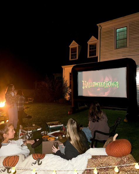 the best way to celebrate fall: 🎃🍂🍿🎥🥂🪵 Night Fall Aesthetic, Hosting Girls Night, Movie Night Outdoor, Movie Night Under The Stars, Movie Night Halloween, Fall Movie Night, Autumn Bonfire, Friendship Moments, Fall Hosting