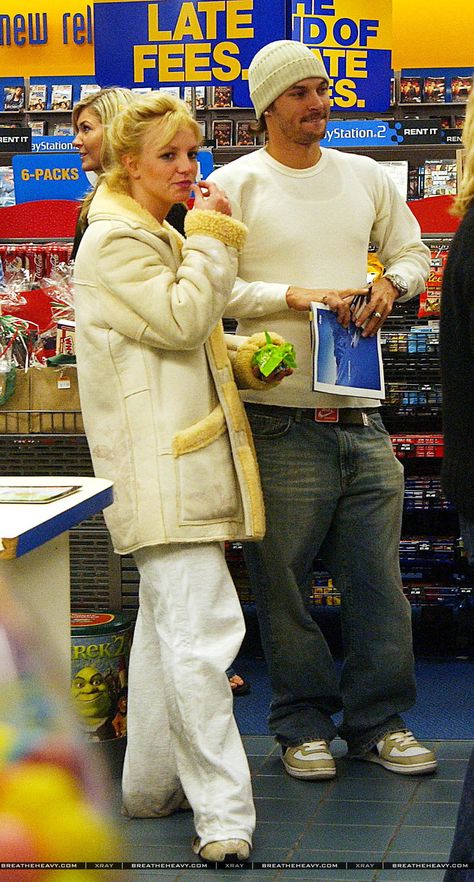 Britney Spears & Kevin Federline (husband - 01/02/05) [Blockbuster] #LosAngeles #California Britney Spears And Kevin Federline, Britney Spears Husband, Britney Spears 2004, Kevin Federline, Britney Spears Gif, Winter Fits, Celebrity Street Style, Married Life, Spears