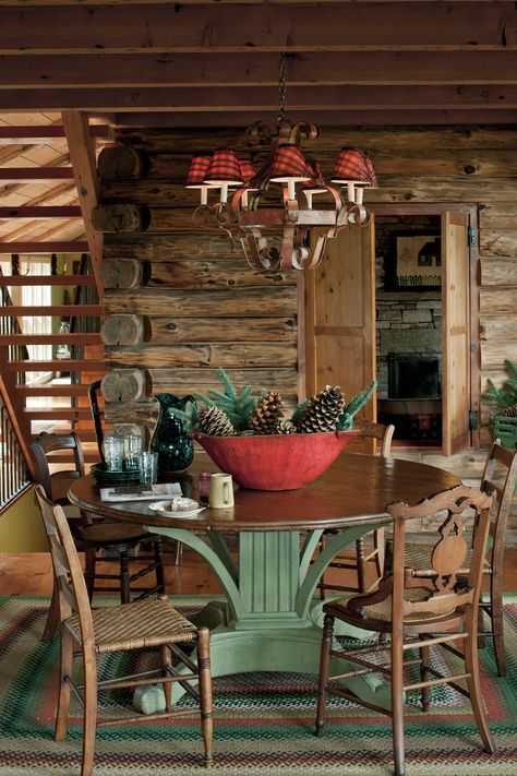 Log Cabin Christmas, Log Cabin Living, Cozy Log Cabin, Christmas House Lights, Bed Platform, Casa Country, Cabin Christmas, Casa Vintage, Cabin Living