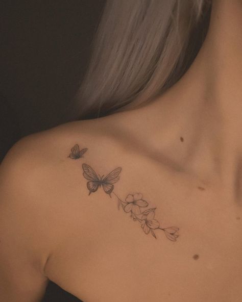 This butterfly and flower collarbone tattoo combines delicate linework with natural elegance, making it a timeless design. Visit the blog for more subtle and graceful tattoo ideas. Save this pin for your next nature-inspired tattoo! Mother Daughter Tattoos Hummingbird, Christian Collar Bone Tattoo, Butterfly Tattoo Collarbone, Collar Bone Tattoo Flower, Color Bone Tats, Butterfly Collarbone Tattoo, Flower Collarbone Tattoo, Butterfly On Flower Tattoo, Tattoo Ideas Female Collar Bone