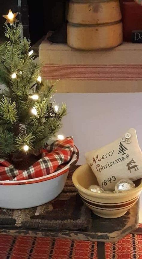 Christmas Kitchens, Primitive Christmas Crafts, Christmas Booth, Primitive Christmas Decorating, Christmas Cabin, Christmas Tree Decorating Ideas, Christmas Country, Tree Decorating Ideas, Cottage Decorating