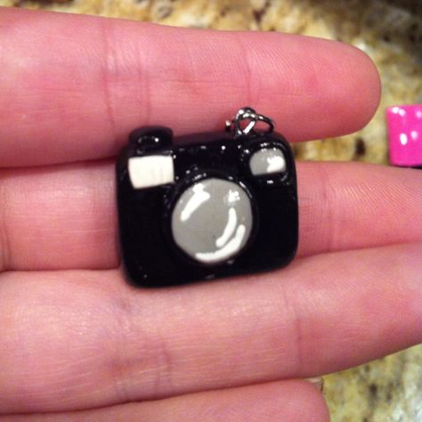 Polymer clay camera. Polymer Clay Camera, Clay Camera, Hair Tomboy, Clay Idea, How To Make Camera, Mini Crafts, Polymer Creations, Camera Keychain, Clay Moulding