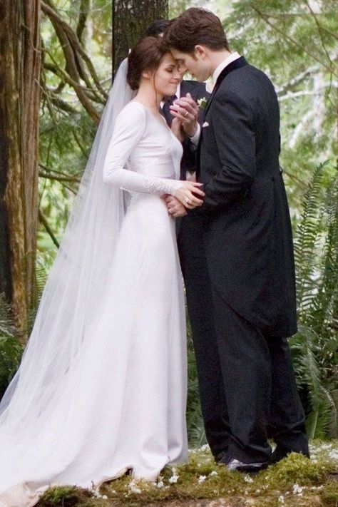 Kristen Stewart Long Sleeves Wedding Dress In Twilight - TheCelebrityDresses Bella Swan Wedding Dress, Bella And Edward Wedding, Twilight Wedding Dresses, Breaking Dawn Wedding, Bella Wedding Dress, Movie Wedding Dresses, Kristen Stewart Twilight, Twilight Wedding, Swan Wedding