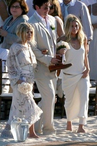 Mary-Kate and Ashley Olsen at a beach wedding. #weddinginspiration #olsentwins Celebrity Bridesmaids, Vestidos Color Vino, Ashley Olsen Style, Olsen Twins Style, Olsen Sister, Mary Kate Ashley, Olsen Twins, Mary Kate Olsen, Kate Bosworth