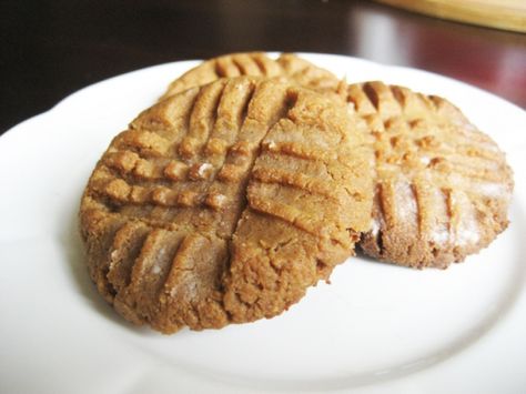 Peanut butter cookies. Changed them up with almond butter.   A winner in my book. Definitely a "go to" cookie recipe. Stevia Cookies, Stevia Desserts, Stevia Sugar, Stevia Recipes, Chickpea Cookies, Sugar Free Cookies, Sugar Free Desserts, Banana Split, Tempeh