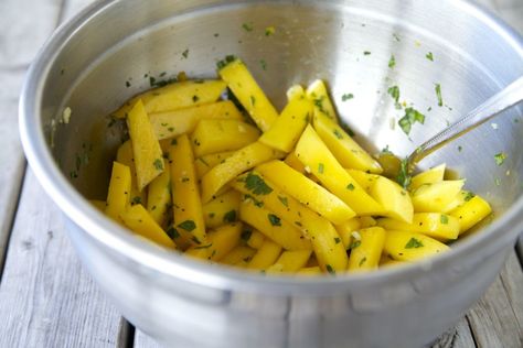 Pineapple Chow, Mango Chow, Unripe Mango, Trinidadian Recipes, Recipe Mango, Trinidad Recipes, Trini Food, Healthy Eating Snacks, Mango Pineapple