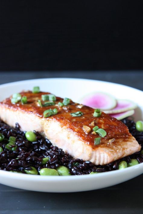 Forbidden Rice Recipes, Ginger Glazed Salmon, Soy Glazed Salmon, Black Rice Recipe, Soy Ginger, Salmon Cakes, Glazed Salmon, Black Rice, Cooking Salmon