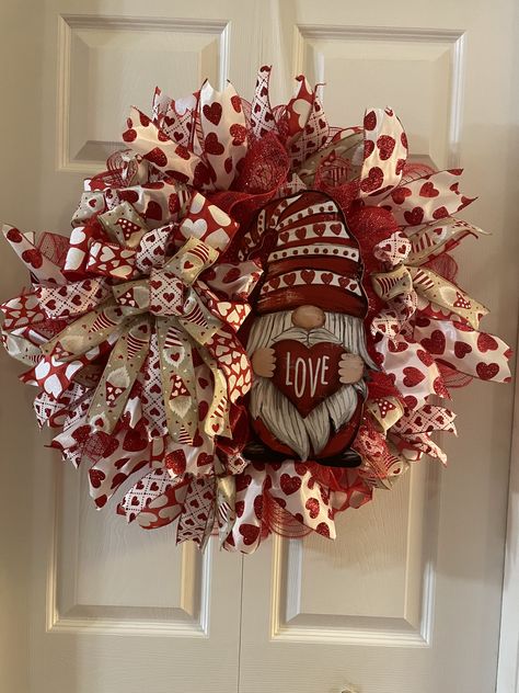 Diy Valentines Wreath, Gnome Wreaths, Vday Decor, Valentine Mesh Wreaths, Football Wreaths, Valentine Wood Crafts, Diy Seasonal Decor, Valentines Wreaths, Valentine Stuff