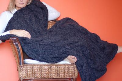 a Friend to knit with: cable throw Super Chunky Blanket, Hand Knitted Throws, Farmhouse Blankets, Giant Knit Blanket, Diy Knit Blanket, Big Knit Blanket, Cable Knit Blankets, Diy Knit, Arm Knitting Blanket