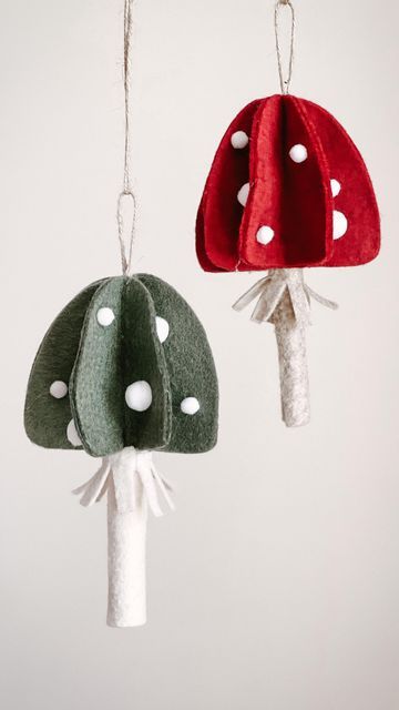 Homemade Mushroom Ornaments, Diy Fall Sewing Projects, Mushroom Kids Craft, Felt Mushroom Ornament, Fall Ornaments Diy, Diy Mushroom Ornaments, Mushroom Decor Diy, Felt Xmas Decorations, Christmas Mushrooms