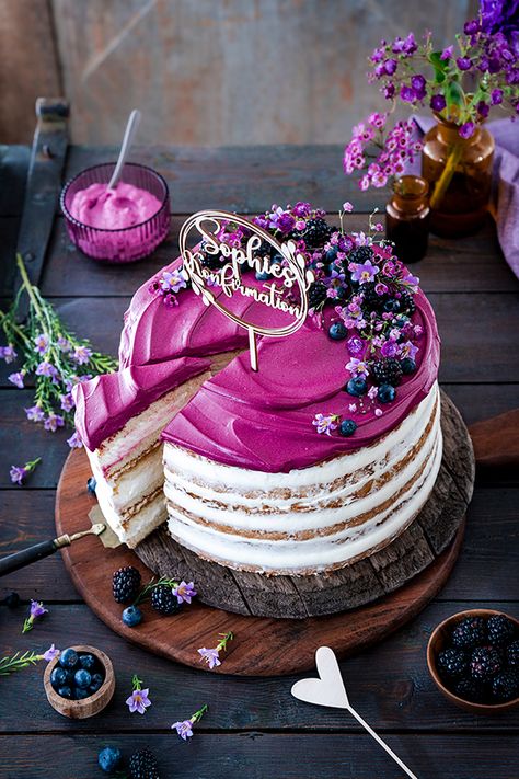 Zur Konfirmation eine festliche Torte selber machen? Kein Problem! 3-stöckige Mandel-Bienenstich Torte im Naked Cake Look. Das Rezept für die Konfirmationstorte gibt's auf www.kuchenkult.de #coppenrathundwiese #kuchenkult #konfirmation #konfirmationskuchen #kuchen #torte #konfirmationstorte #selber #fertigkuchen #nobake #diy #verzieren #hack #feier #festlich #nakedcake #cake Garden Party, Cake Decorating, Birthday Cake, Baking, Cake, Birthday