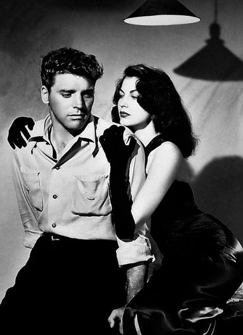 Classic Film Noir, Burt Lancaster, The Killers, Ava Gardner, Human Poses Reference, Body Poses, Golden Age Of Hollywood, Pose Reference Photo, Studio Portraits