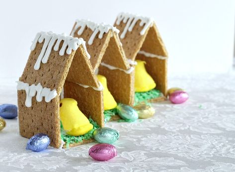 Easter Peep Graham Cracker House | Grateful Prayer | Thankful Heart Graham Cracker House, Easter Fun Food, Easter Snacks, Easter Sweets, Easy Easter Crafts, Easter Peeps, Diy Spring, Easter Crafts Diy, Easter Dinner