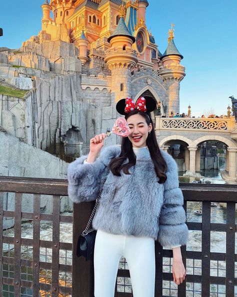 Hongkong Disneyland Outfit Winter, Japan January Outfit, Shanghai Winter Outfit, Disneyland Tokyo Outfit, Usj Outfits, Tokyo Disneyland Outfit, Hongkong Disneyland Outfit, Hongkong Ootd, Disneyland Christmas Outfit