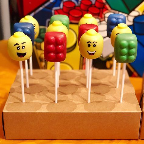 LEGO Cake Pops Lego Cake Pops Ideas, Lego Macarons, Lego Birthday Cookies, Roblox Cake Pops, Lego Cakepops, Lego Birthday Party Cake, Lego Cake Ideas, Lego Man Cake, Lego Themed Cake