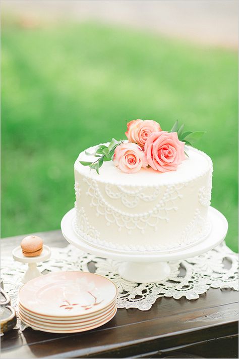 white wedding cake with peach roses #weddingcake #simplecake #weddingchicks http://www.weddingchicks.com/2014/02/25/rustic-ritzy-ranch-wedding/ Mini Wedding Cakes, Small Wedding Cakes, Torte Cupcake, Wedding Cake Rustic, White Wedding Cakes, Simple Wedding Cake, Cake Trends, White Wedding Cake, Elegant Wedding Cakes