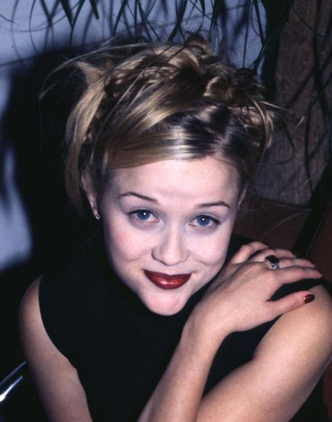 Beauty Looks From the Nineties - Hair and Makeup Trends You Forgot About - Cosmopolitan Estilo Rachel Green, 1990 Style, 90s Hairstyles, Beauty Regimen, Reese Witherspoon, Puffy Eyes, Ingrown Hair, Grunge Hair, Beauty Treatments