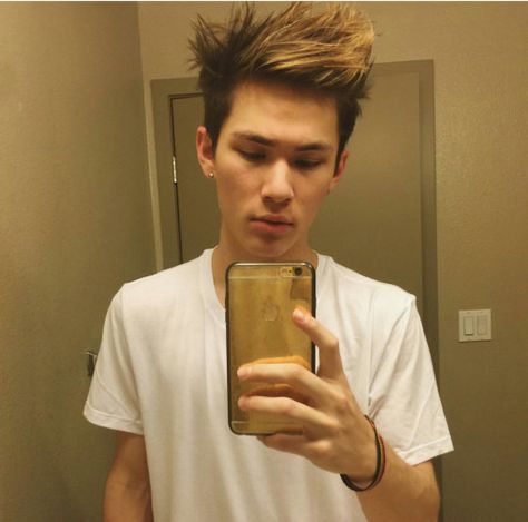 Carter Reynolds Height Weight Body Measurements | Celebrity Stats Carter Reynolds, Business Casual Dresses, Height And Weight, Body Measurements, Business Casual, The Story, Mirror Selfie, Social Media, Media