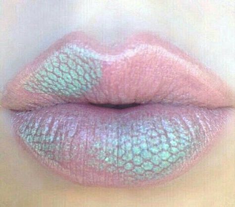 Mermaid lips Iridescent Makeup, Holographic Lips, Holographic Makeup, Lip Art Makeup, Make Up Inspiration, Rainbow Makeup, Mermaid Makeup, Lip Art, Fantasy Makeup