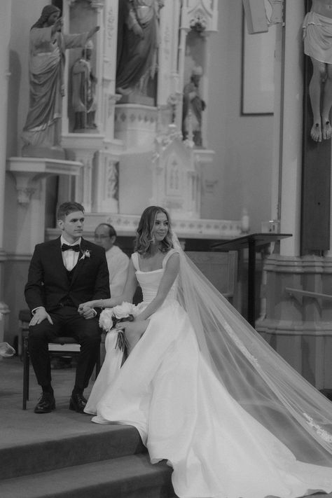 Catholic Church Wedding Aesthetic, Catholic Wedding Decorations, Church Wedding Pictures, Catholic Church Wedding Photos, Wedding Church Photos, Catholic Wedding Photos, Non Traditional Wedding Photos, Black And White Reception Decor, Catholic Wedding Aesthetic