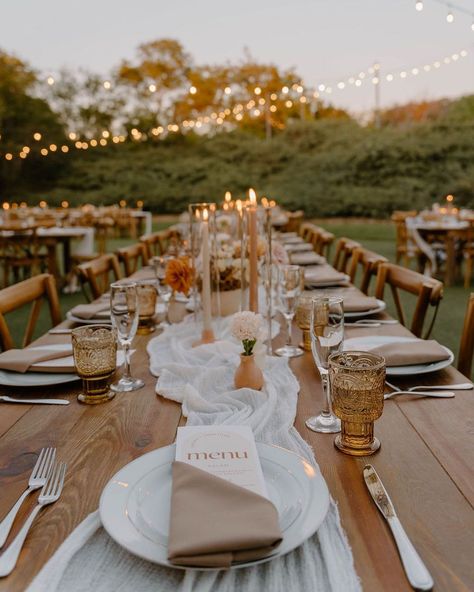 Ethereal Gardens | Weddings on Instagram: “Market lit magic 🥂🌙✨ 📷: @jordanelizabethphoto 🌾: @cultivatedbyfaith . . . #photobus #weddinginspo #etherealgardens #etherealwedding…” Wedding Table Scape Ideas, Katib Kitab, Boho Wedding Table Decorations, Toffee Wedding, Wedding Dinner Table Setting, Wlw Wedding, Boho Wedding Table, Long Table Wedding, Wedding Table Designs