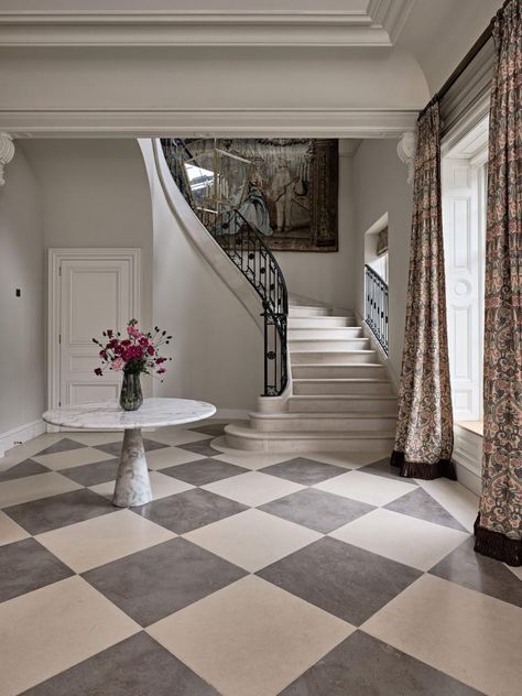 Modern Traditional Interior Design, Hallway Design Ideas, Foyer Flooring, Checkerboard Floor, Limestone Flooring, Outdoor Living Furniture, Tiles Floor, Country Retreat, Black And White Tiles