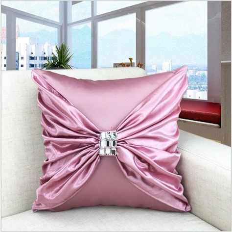 Pink Accent Pillows, Beige Couch, Bow Pillows, Bantal Sofa, Creative Pillows, Pillows Decorative Diy, Pink Throw, Pillow Crafts, Crochet Cushion Cover