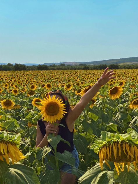 Summer Camera, Tools Tattoo, Gardener Aesthetic, Garden Aesthetics, Wallpaper Garden, Garden Nails, Sunflower Patch, Patio Design Ideas, Insta Poses