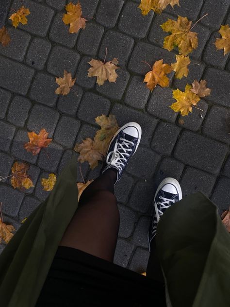 Black Converse Aesthetic, Couples Converse, Fall Converse, Pictures Of Leaves, Pfp Pictures, Converse Aesthetic, Crunchy Leaves, Perfect Aesthetic, Cute Couples Cuddling