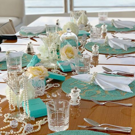 Yacht Breakfast Table, Tiffany Table Setting, Breakfast At Tiffanys Table Decorations, Yacht Table Decorations, Breakfast At Tiffanys Party Ideas, Instagram Breakfast, Tablescape Ideas, Table Service, Table Scapes