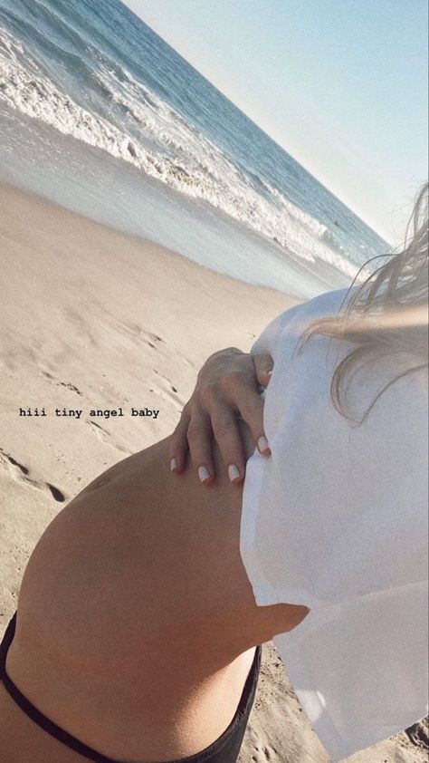 Aesthetic Pregnant Couple, Pregnant Beach Aesthetic, Pregnant On The Beach, Pregnant Aesthetic Couple, Pregnancy Aesthetic Couple, Pregnant Woman Aesthetic, Pregnancy Photos Aesthetic, Pregnancy Instagram Story, 6 Months Pregnant Belly